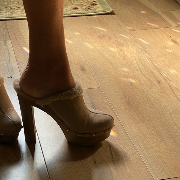 GUCCI Joplin Suede & Shearling Script Logo Clogs in Pale Khaki! NIB - Picture 8 of 8